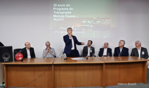 Reitor com a mesa de apresentação